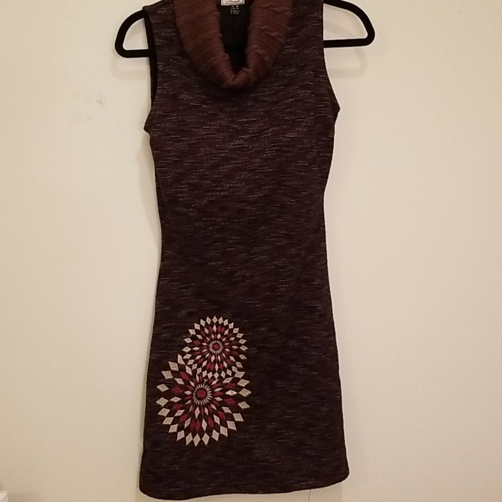 Sleeveless dress with cowl neck (s)